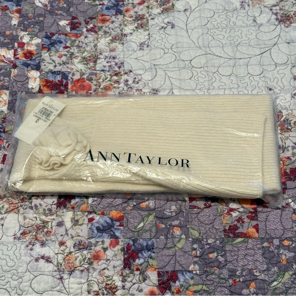 Ann Taylor Vintage Scarf🧣and Gloves - Picture 6 of 9